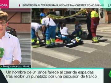 Frame 30.710952 de: Un hombre de 81 años fallece al caer de espaldas tras recibir un puñetazo por una discusión de tráfico en Madrid Frame 30.710952 de: Un hombre de 81 años fallece al caer de espaldas tras recibir un puñetazo por una discusión de tráfico en Madrid