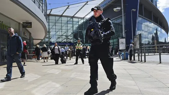 Un policía en las inmediaciones del Manchester Arena Un policía en las inmediaciones del Manchester Arena