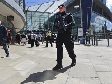 Un policía en las inmediaciones del Manchester Arena Un policía en las inmediaciones del Manchester Arena