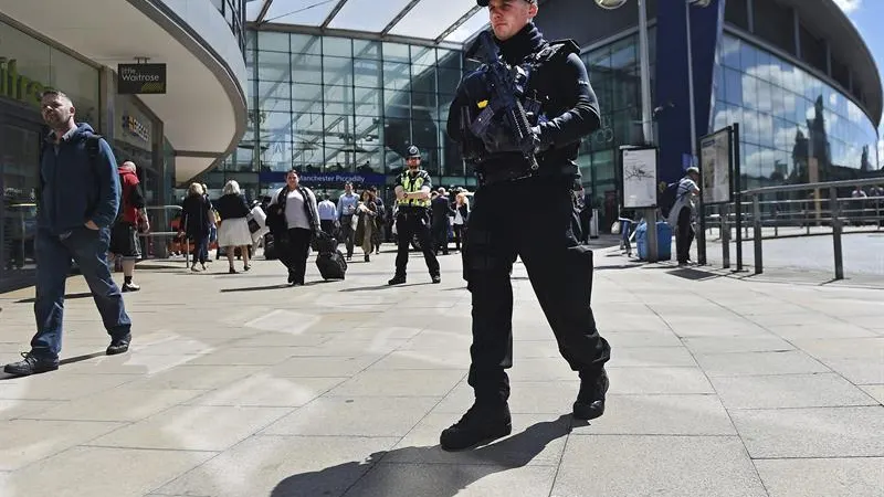 Un policía en las inmediaciones del Manchester Arena