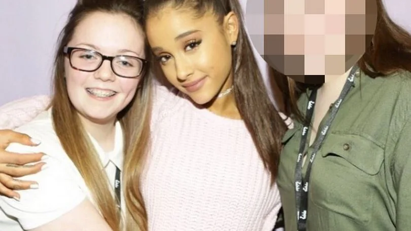 Georgina Callander junto a Ariana Grande