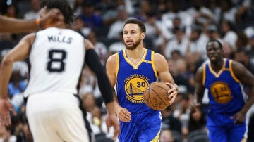 Stephen Curry sube el balón durante el Spurs - Warriors