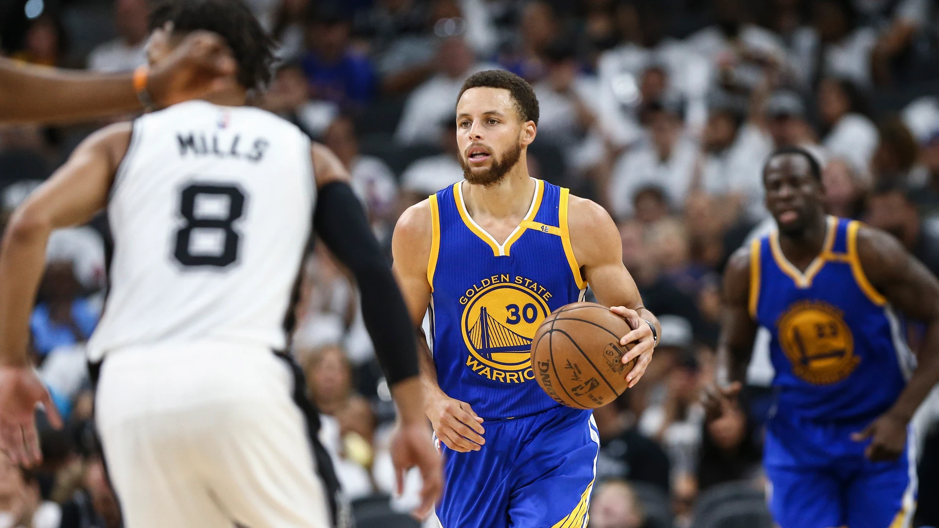 Stephen Curry sube el balón durante el Spurs - Warriors