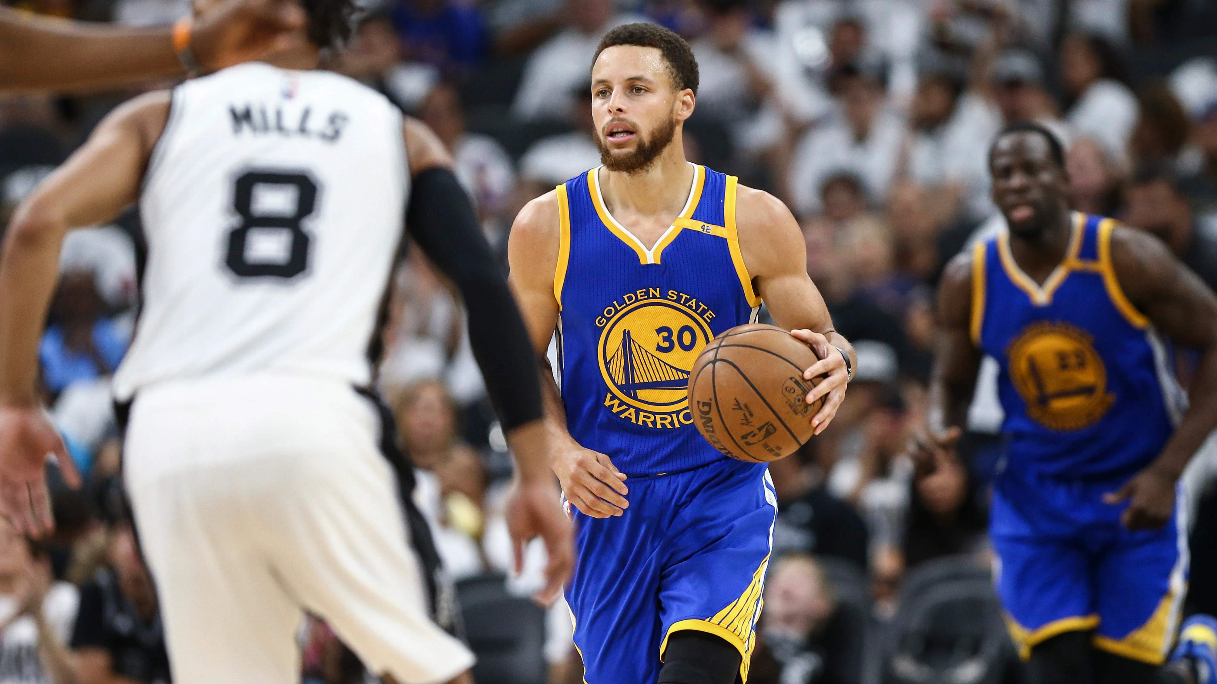 Stephen Curry sube el balón durante el Spurs - Warriors