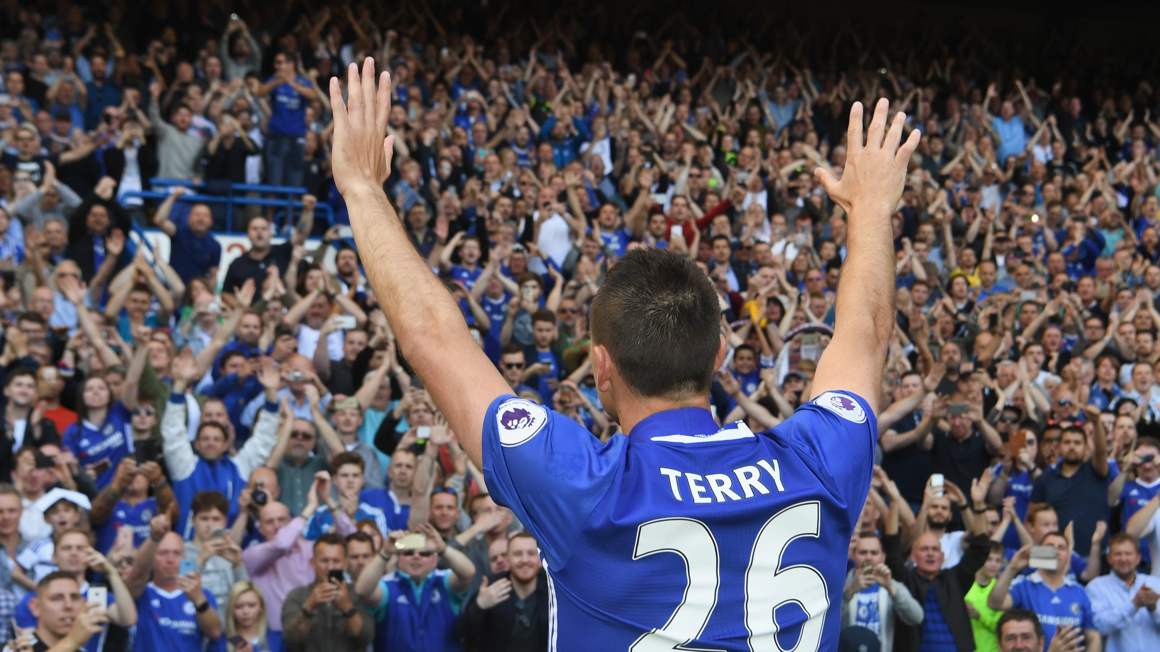 John Terry, despidiéndose de los aficionados del Chelsea John Terry, despidiéndose de los aficionados del Chelsea