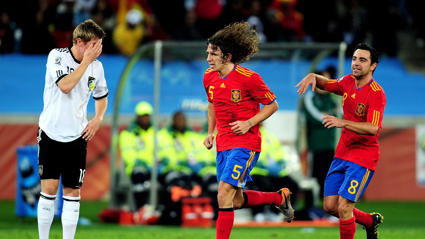 Toni Kroos se lleva la mano a la cabeza ante Puyol y Xavi Toni Kroos se lleva la mano a la cabeza ante Puyol y Xavi