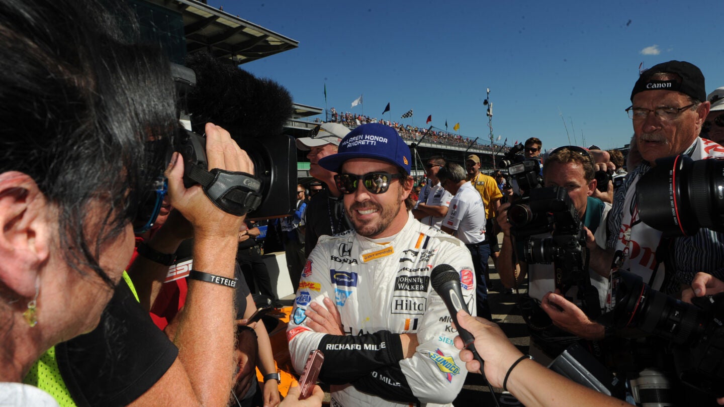 Fernando Alonso, rodeado de medios de comunicaci&oacute;n en Indian&aacute;polis