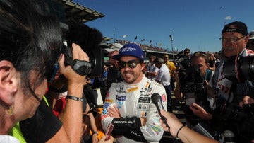 Fernando Alonso, rodeado de medios de comunicación en Indianápolis