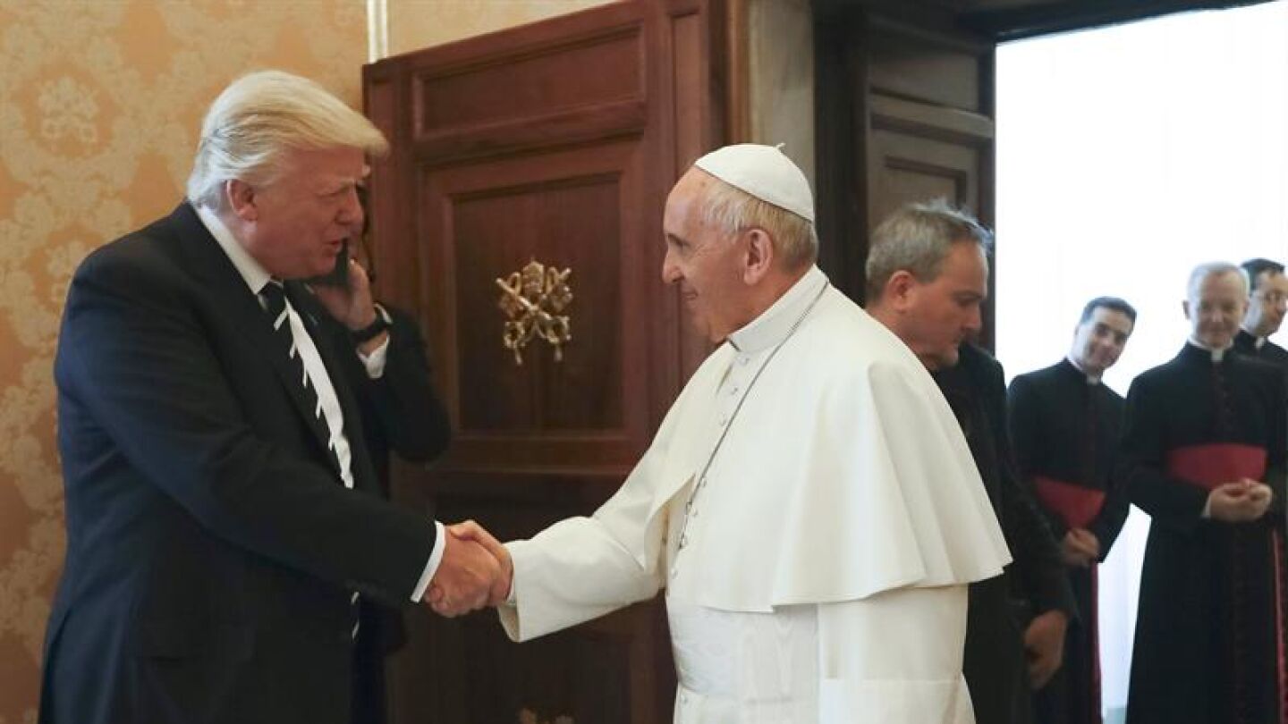 El papa Francisco recibe con un apret&oacute;n de manos a Donald Trump
