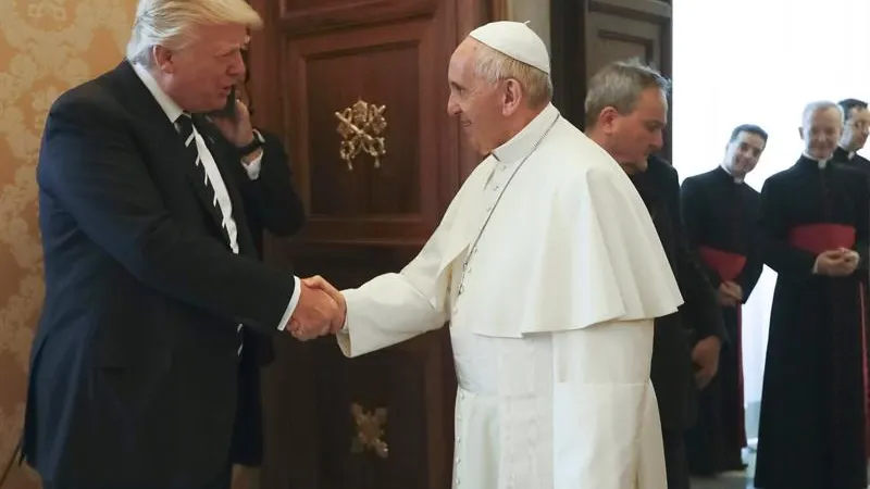 El papa Francisco recibe con un apretón de manos a Donald Trump