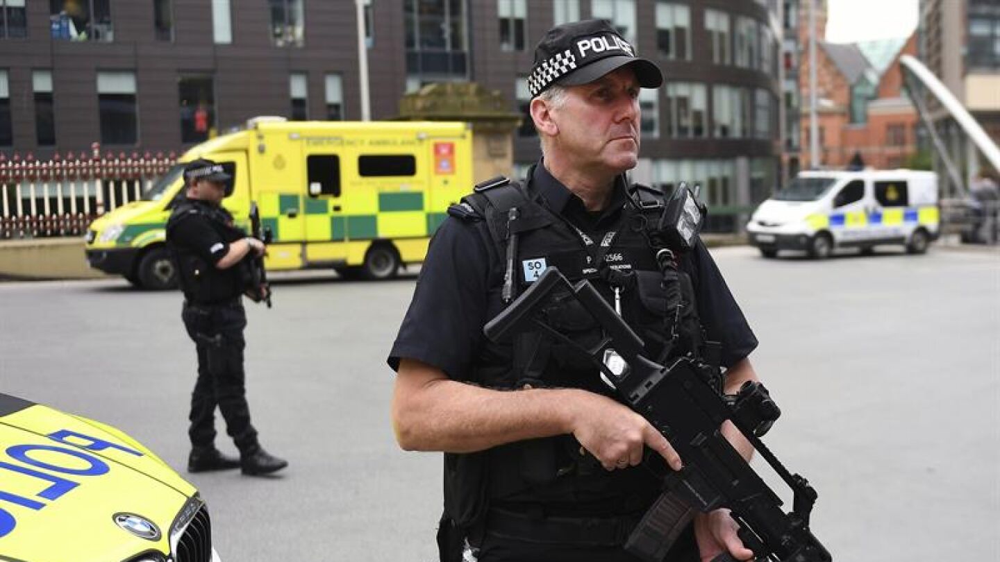 Un polic&iacute;a brit&aacute;nico monta guardia en las calles de Manchester