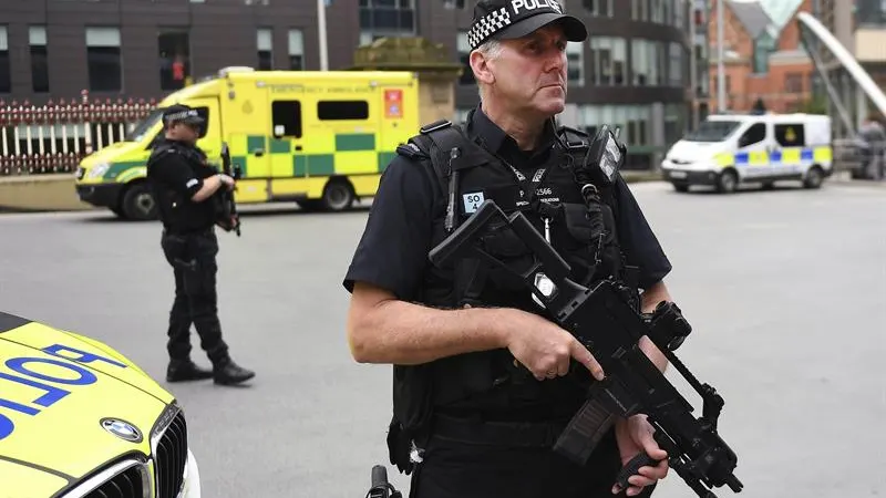 Un policía británico monta guardia en las calles de Manchester