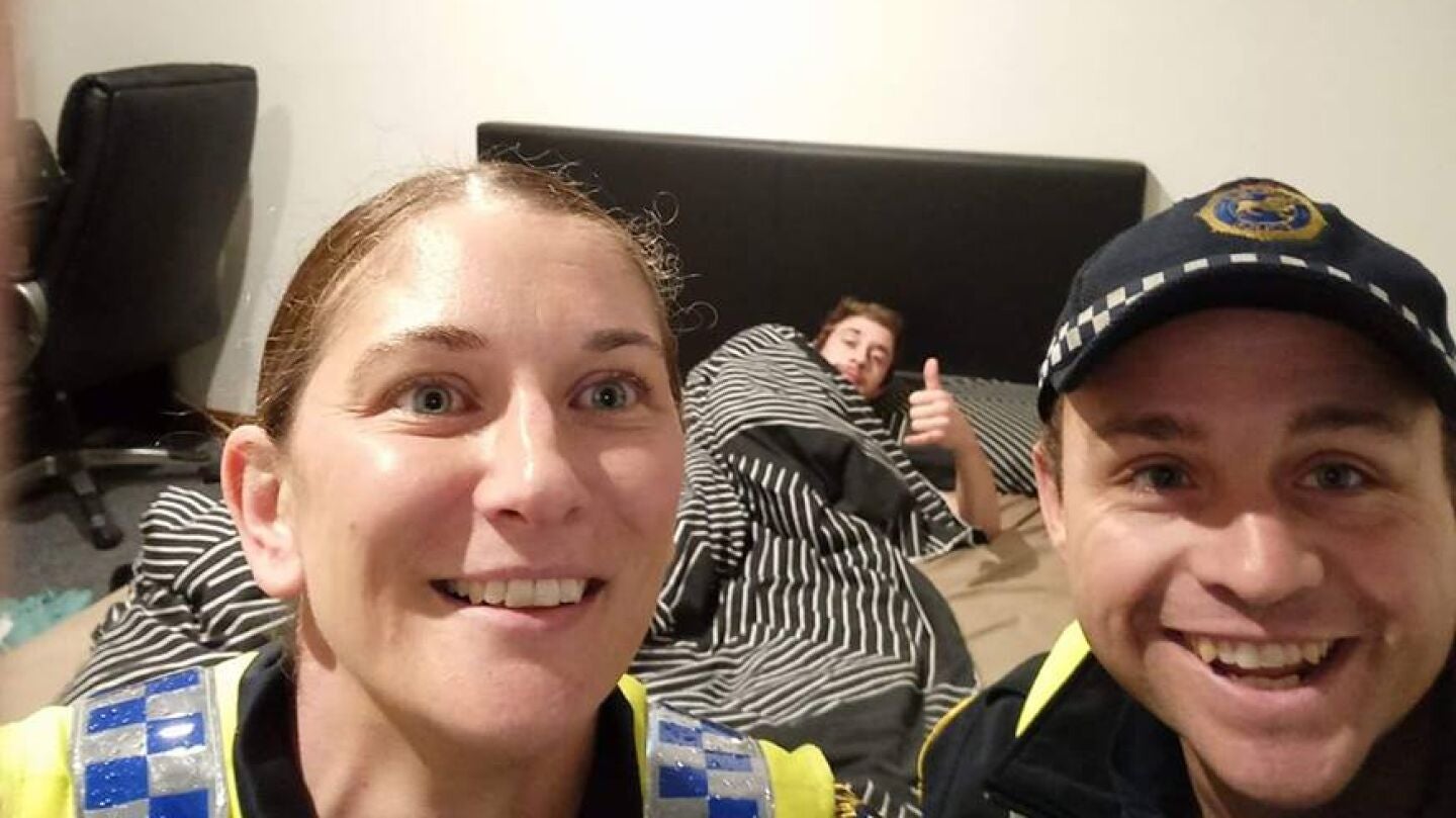 Los polic&iacute;as se hacen un 'selfie' con el joven
