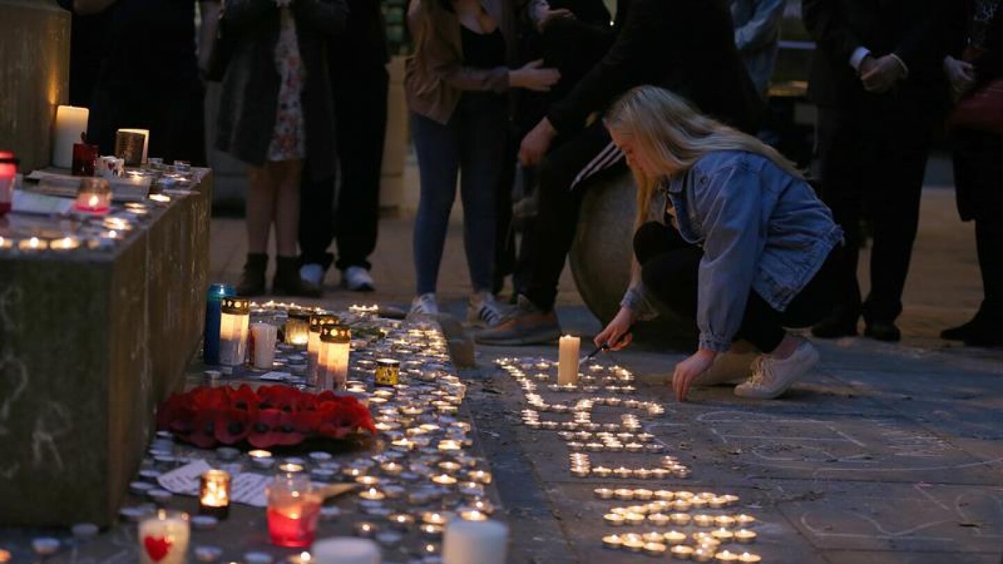 Cientos de personas participan en una vigilia en honor a las v&iacute;ctimas del atentado de M&aacute;nchester