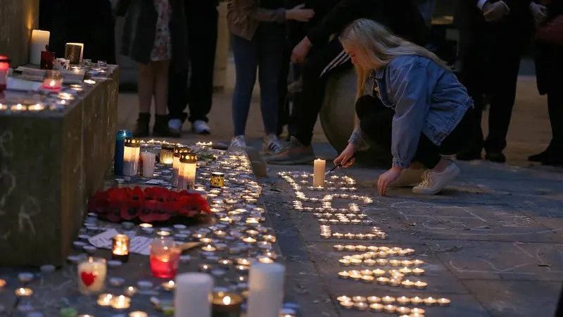 Cientos de personas participan en una vigilia en honor a las víctimas del atentado de Mánchester