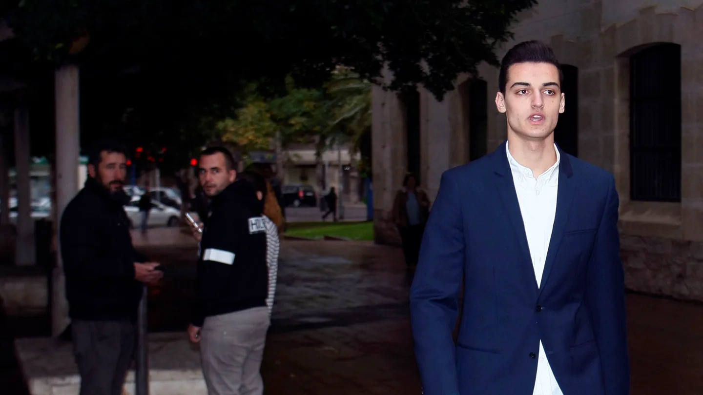 El youtuber Sergio Soler, conocido como 'Mr. Granbomba', a su llegada a los juzgados para la vista del juicio por el caso "caranchoa". El youtuber Sergio Soler, conocido como 'Mr. Granbomba', a su llegada a los juzgados para la vista del juicio por el caso "caranchoa".