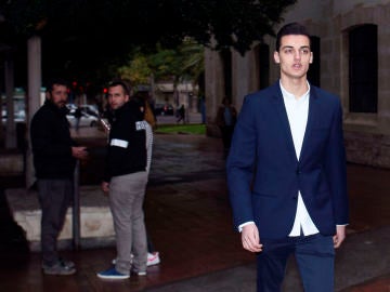 El youtuber Sergio Soler, conocido como 'Mr. Granbomba', a su llegada a los juzgados para la vista del juicio por el caso "caranchoa". El youtuber Sergio Soler, conocido como 'Mr. Granbomba', a su llegada a los juzgados para la vista del juicio por el caso "caranchoa".