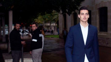 El youtuber Sergio Soler, conocido como 'Mr. Granbomba', a su llegada a los juzgados para la vista del juicio por el caso "caranchoa".