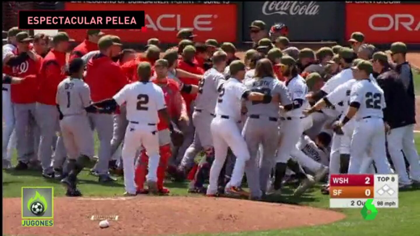 Frame 22.613333 de: La espectacular pelea en un partido de b&eacute;isbol en Estados Unidos 