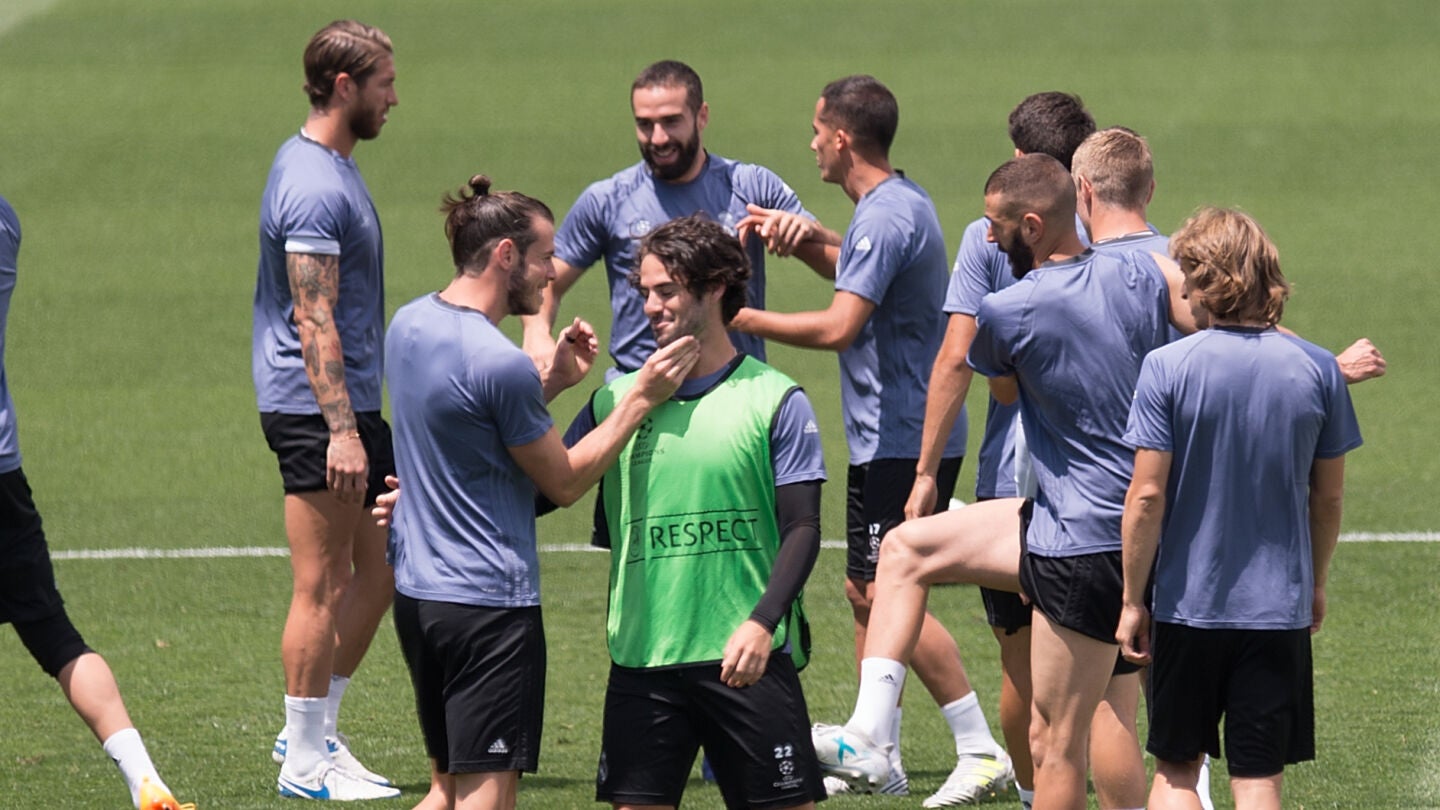 Gareth Bale e Isco se saludan durante el &uacute;ltimo entrenamiento del Real Madrid