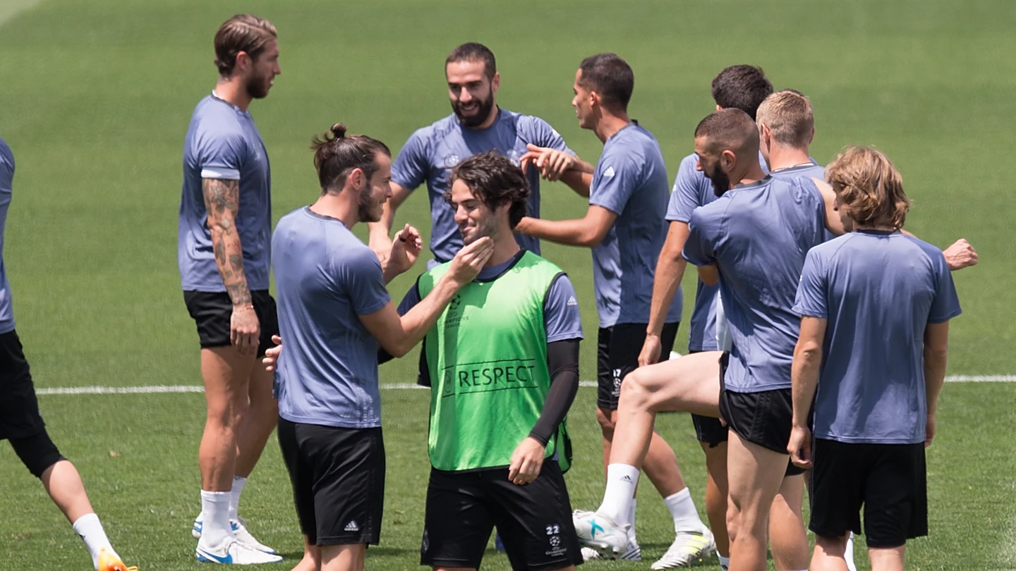 Gareth Bale e Isco se saludan durante el último entrenamiento del Real Madrid Gareth Bale e Isco se saludan durante el último entrenamiento del Real Madrid