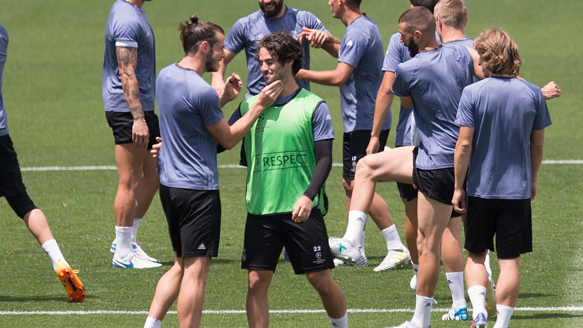 Gareth Bale e Isco se saludan durante el último entrenamiento del Real Madrid