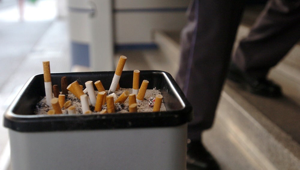 Imagen de un cenicero con varios cigarrillos apagados