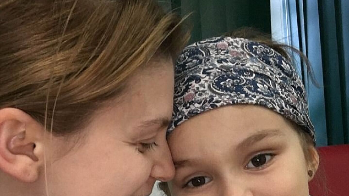La ni&ntilde;a junto a su madre