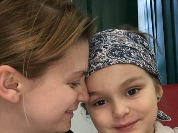 La niña junto a su madre La niña junto a su madre