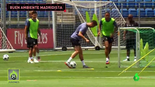 Frame 37.544052 de: El 'show' de Cristiano Ronaldo en el entrenamiento de Valdebebas: gol de rabona, pase a lo Laudrup...  Frame 37.544052 de: El 'show' de Cristiano Ronaldo en el entrenamiento de Valdebebas: gol de rabona, pase a lo Laudrup...