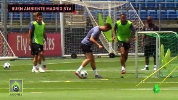 Frame 37.544052 de: El 'show' de Cristiano Ronaldo en el entrenamiento de Valdebebas: gol de rabona, pase a lo Laudrup... 