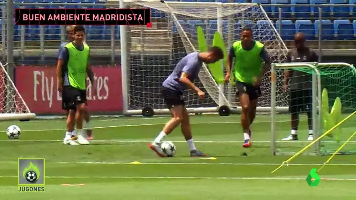 Frame 37.544052 de: El 'show' de Cristiano Ronaldo en el entrenamiento de Valdebebas: gol de rabona, pase a lo Laudrup... 