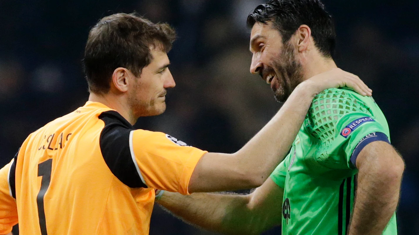 Casillas y Buffon se saludan y hablan tras un partido