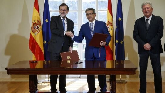 Rajoy, el l&iacute;der de Nueva Canarias, Rom&aacute;n Rodr&iacute;guez y el diputado de Nueva Canarias, Pedro Quevedo 
