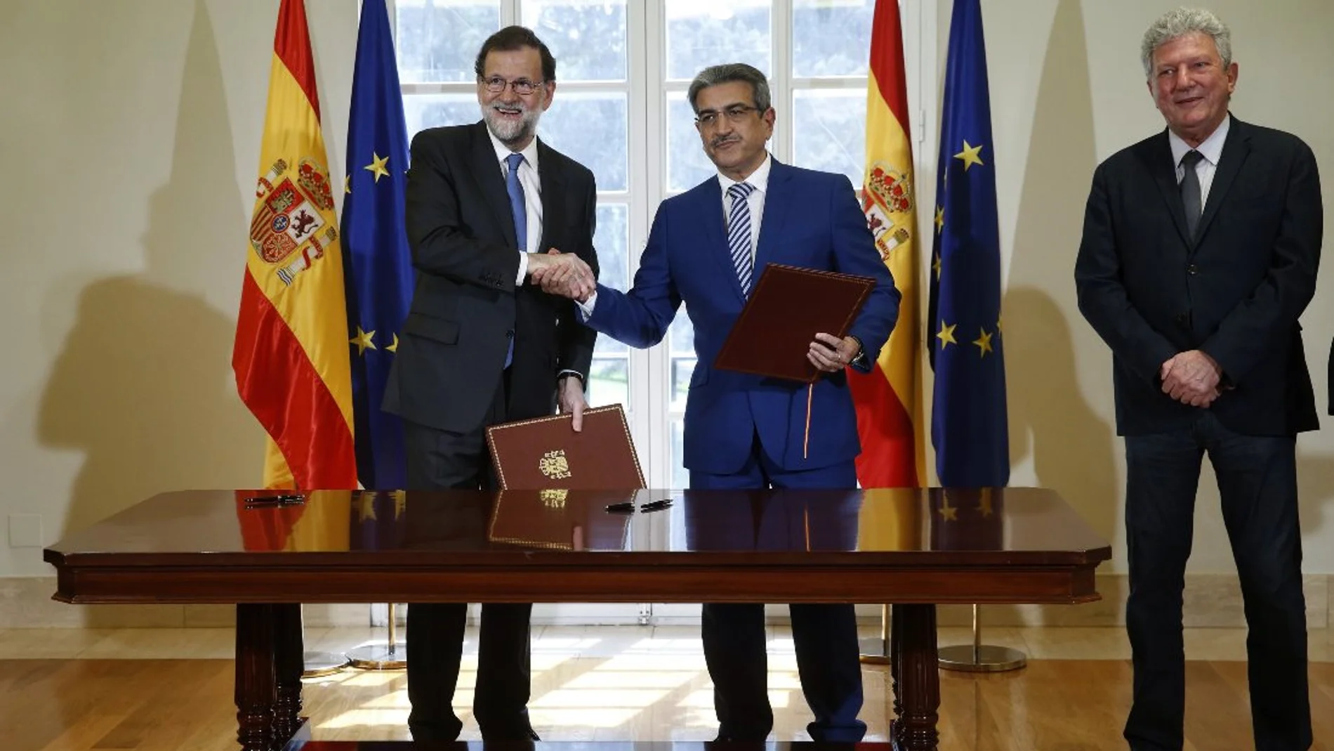 Rajoy, el líder de Nueva Canarias, Román Rodríguez y el diputado de Nueva Canarias, Pedro Quevedo 