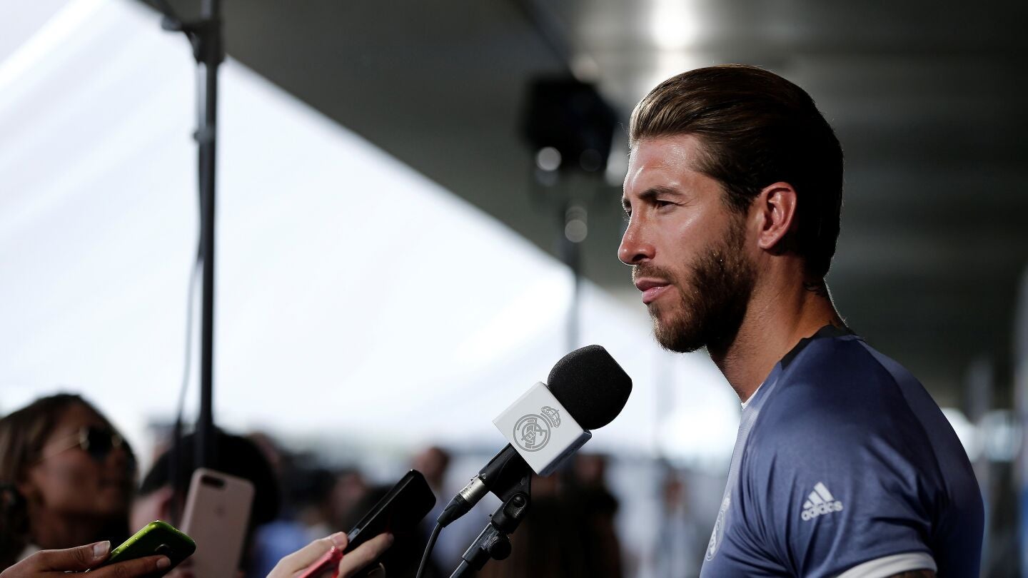 Sergio Ramos, atendiendo a los medios de comunicaci&oacute;n