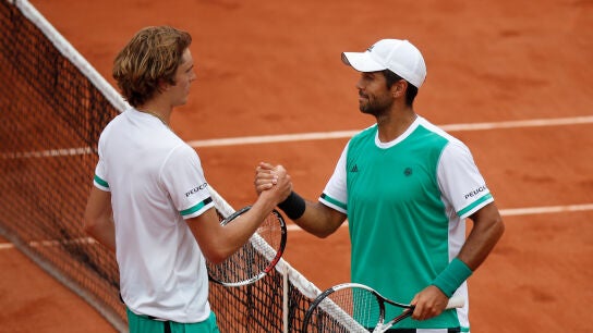 Verdasco saluda a Zverev tras vencerle a Roland Garros