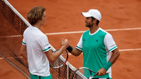 Verdasco saluda a Zverev tras vencerle a Roland Garros Verdasco saluda a Zverev tras vencerle a Roland Garros