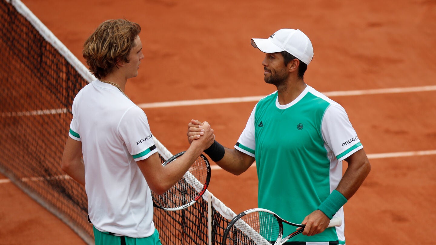 Verdasco saluda a Zverev tras vencerle a Roland Garros