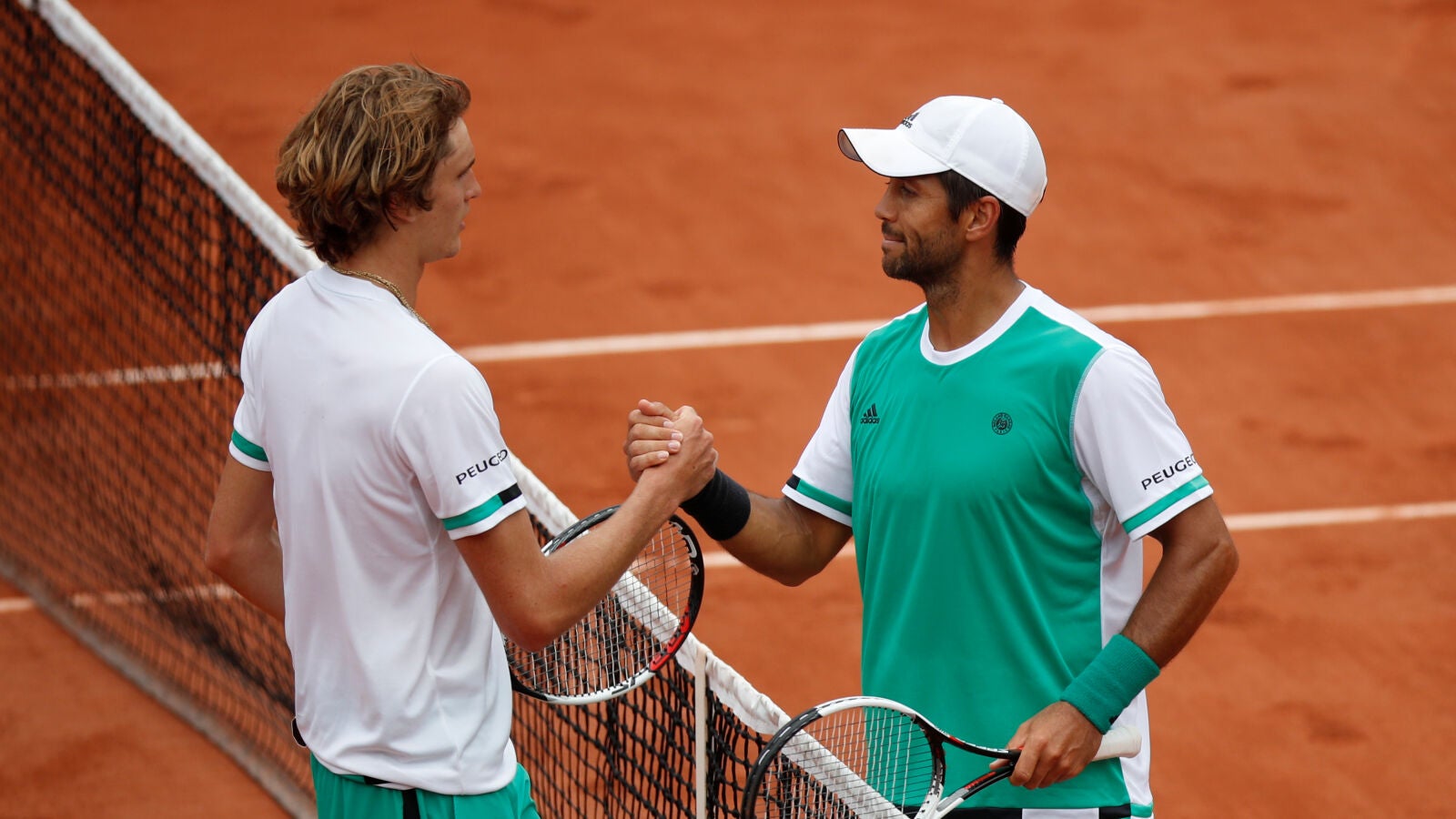 Verdasco saluda a Zverev tras vencerle a Roland Garros