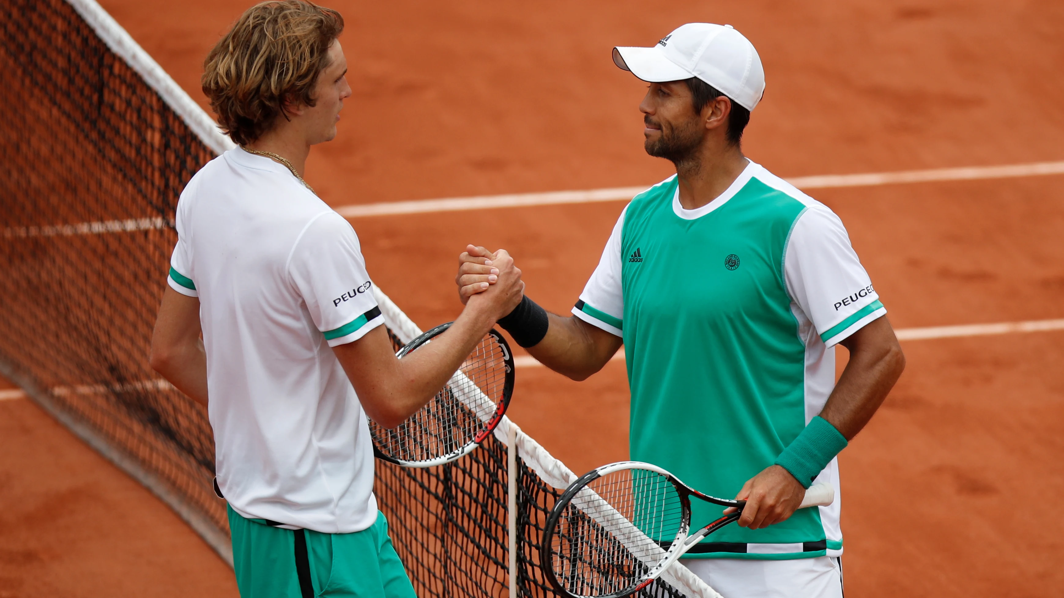 Verdasco saluda a Zverev tras vencerle a Roland Garros Verdasco saluda a Zverev tras vencerle a Roland Garros