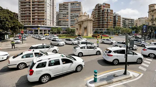 Taxis Taxistas de toda España protestan en Madrid contra la "competencia desleal" de Uber y Cabify