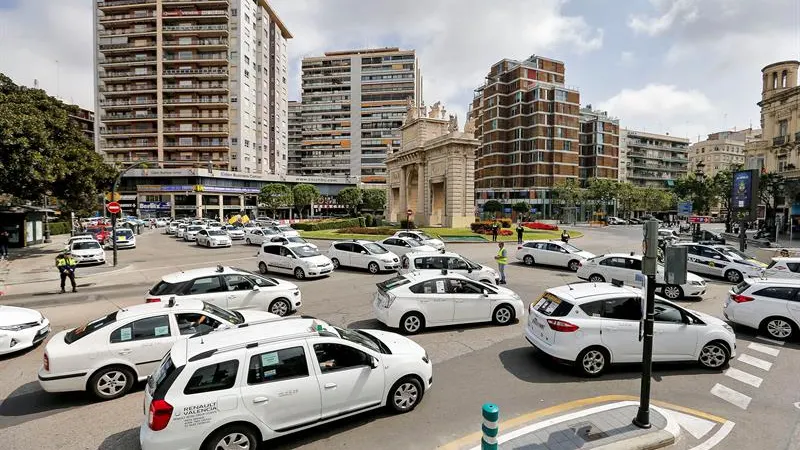 Taxistas de toda España protestan en Madrid contra la "competencia desleal" de Uber y Cabify