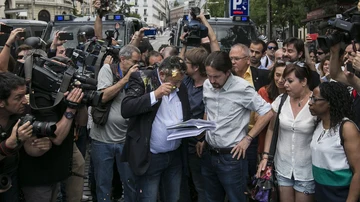 Pablo Iglesias es salpicado por un 'huevazo' en la huelga de los taxis
