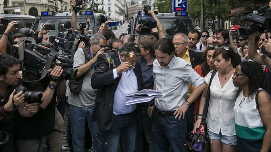 Pablo Iglesias es salpicado por un 'huevazo' en la huelga de los taxis Pablo Iglesias es salpicado por un 'huevazo' en la huelga de los taxis