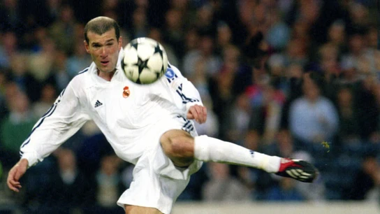 Zidane marca uno de los mejores goles de las finales de la Champions para darle la novena al Real Madrid Zidane marca uno de los mejores goles de las finales de la Champions para darle la novena al Real Madrid