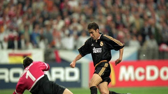 Raúl marca el tercer gol ante el Valencia que le dio la octava Copa de Europa al Real Madrid Raúl marca el tercer gol ante el Valencia que le dio la octava Copa de Europa al Real Madrid