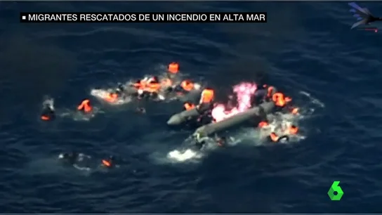Imagen de una patera en llamas Imagen de una patera en llamas