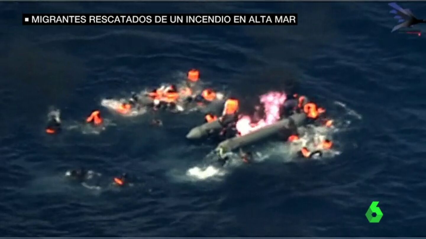 Imagen de una patera en llamas