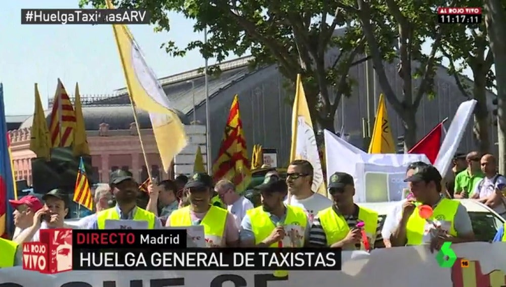 Frame 241.464923 de: Los taxistas de toda España, en huelga para protestar contra la "competencia desleal" de Uber y Cabify